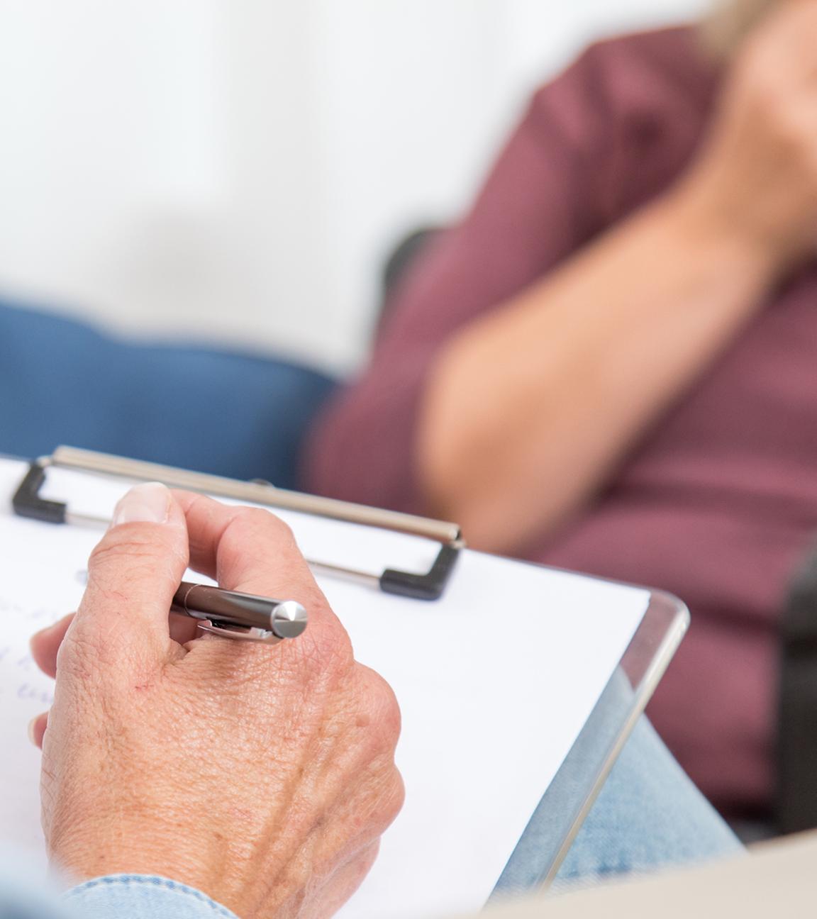 Archiv: Ein Psychotherapeut unterhält sich mit einer Patientin, aufgenommen am am 12.09.2018 in Hamburg