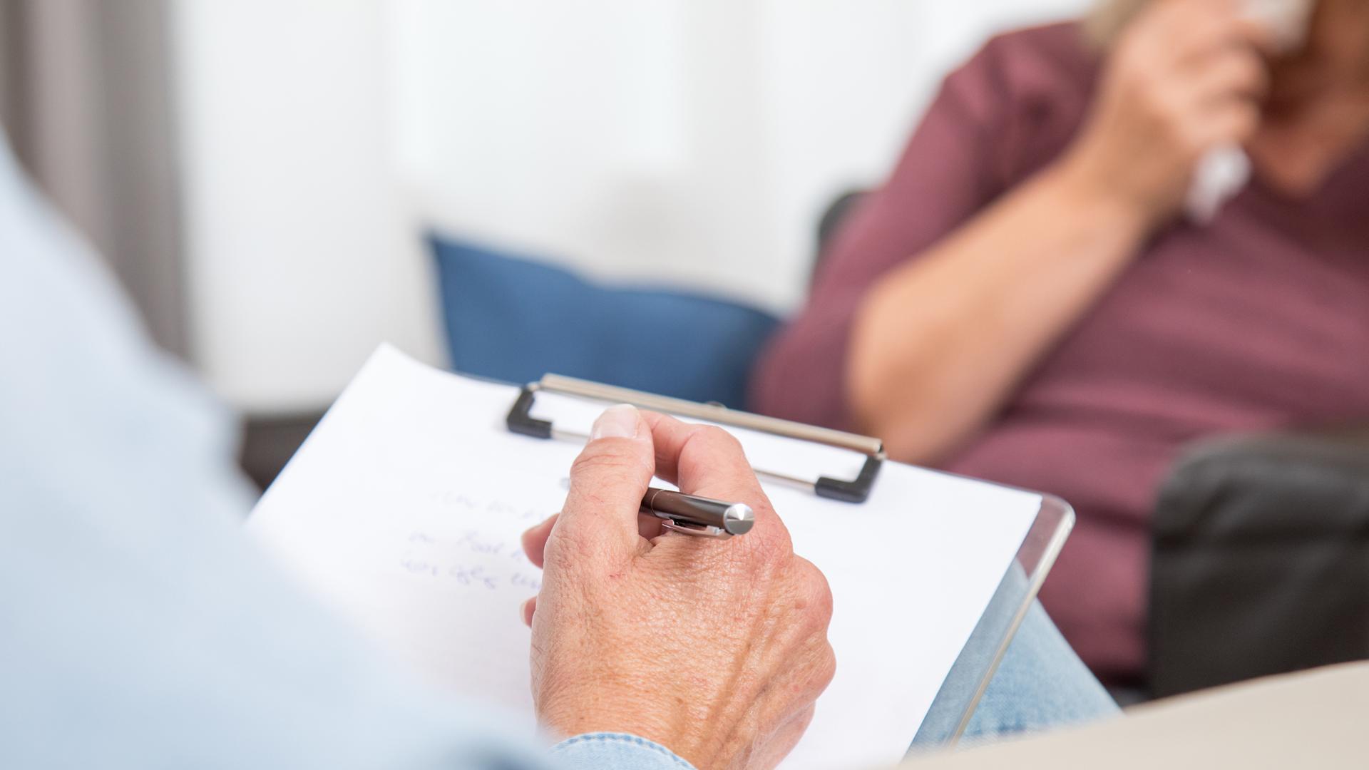 Archiv: Ein Psychotherapeut unterhält sich mit einer Patientin, aufgenommen am am 12.09.2018 in Hamburg