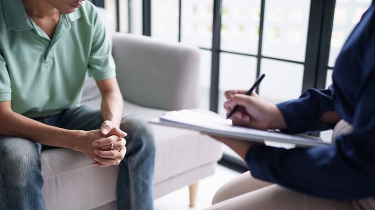 Symbolbild: Patient bespricht psychische Probleme mit dem Psychologen.