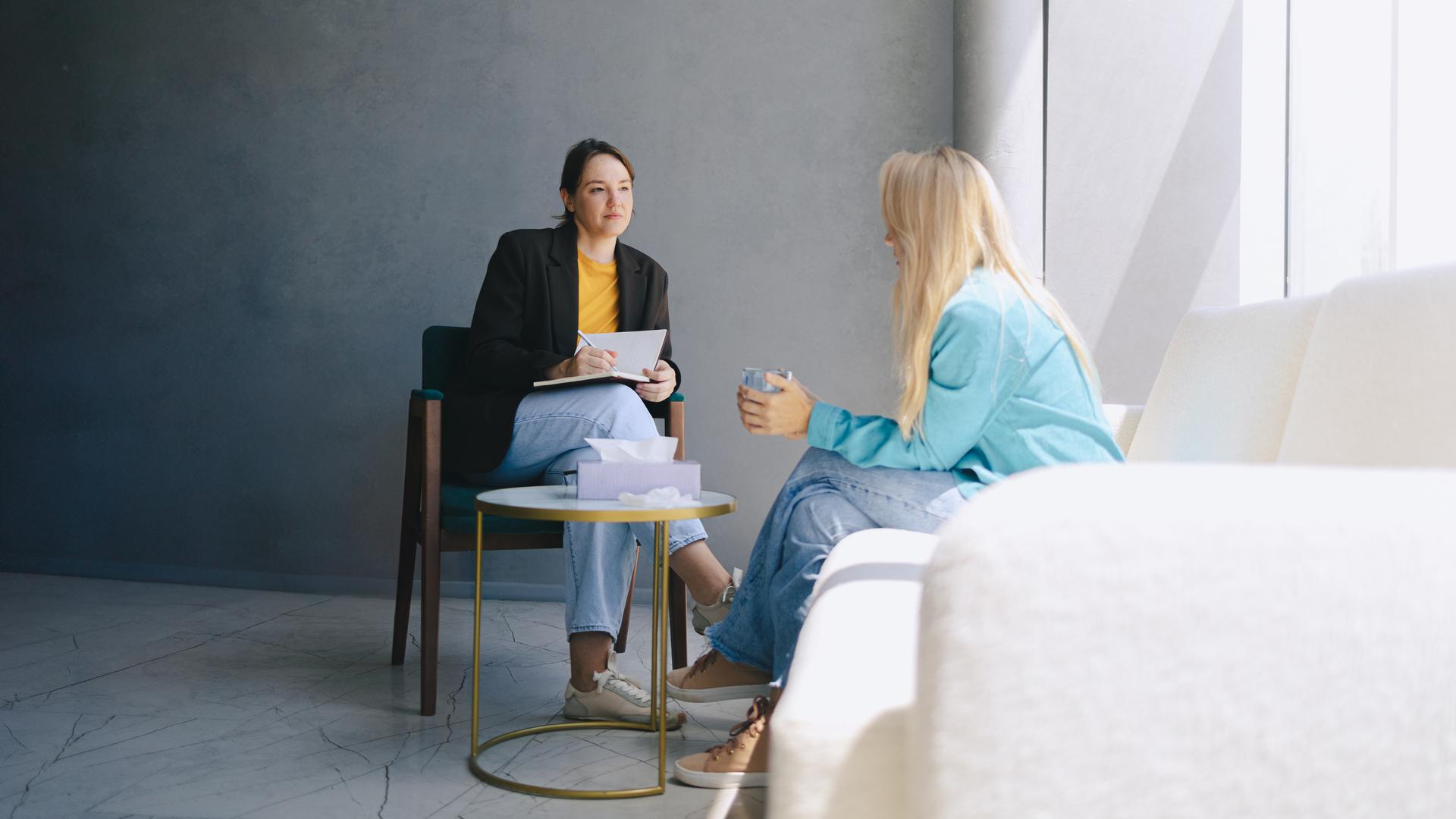 Zwei Frauen bei der Psychotherapie.