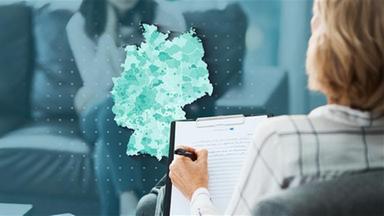 Therapeutin und Patientin sitzen einander gegenüber, zwischen ihnen eine Einblendung mit einer politischen Karte Deutschlands