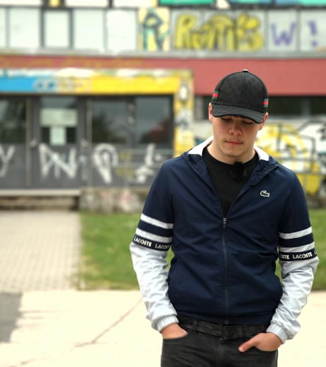 Jugendlicher vor Graffiti