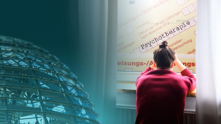 Collage: Eine Person in Rückenansicht hat frustriert den Kopf in die Hände gestützt. In einem Fensterrahmen vor ihr zeigt sich ein riesiger Überweisungsschein vom Arzt mit der Aufschrift "Psychotherapie". Links davon die Kuppel des Bundestagsgebäudes.