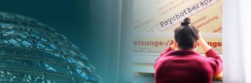 Collage: Eine Person in Rückenansicht hat frustriert den Kopf in die Hände gestützt. In einem Fensterrahmen vor ihr zeigt sich ein riesiger Überweisungsschein vom Arzt mit der Aufschrift "Psychotherapie". Links davon die Kuppel des Bundestagsgebäudes.