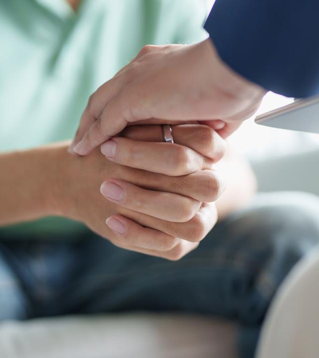 trauriger Mann auf Sofa sitzend Patient bespricht psychische Probleme mit Psychologe.