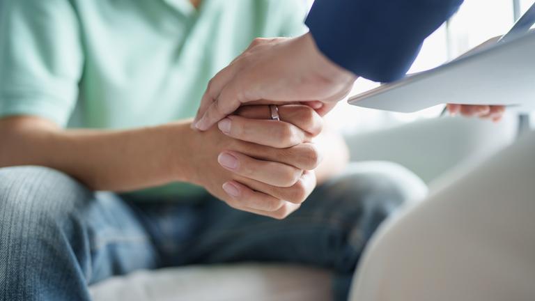 trauriger Mann auf Sofa sitzend Patient bespricht psychische Probleme mit Psychologe.