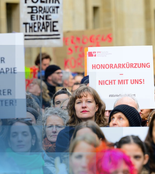 Demonstranten auf einer Demo mit Schildern.