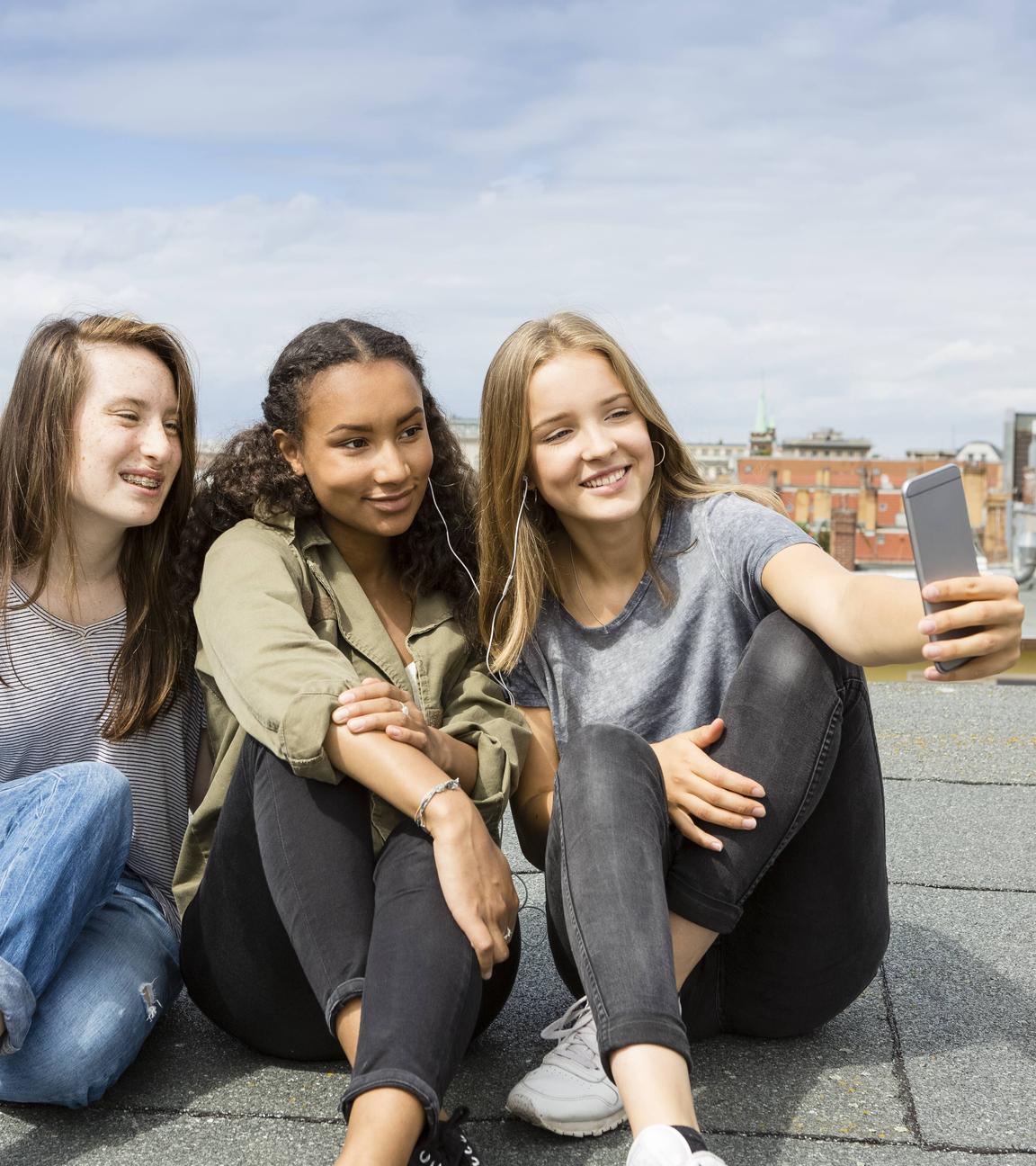 Jugendliche mit Smartphone