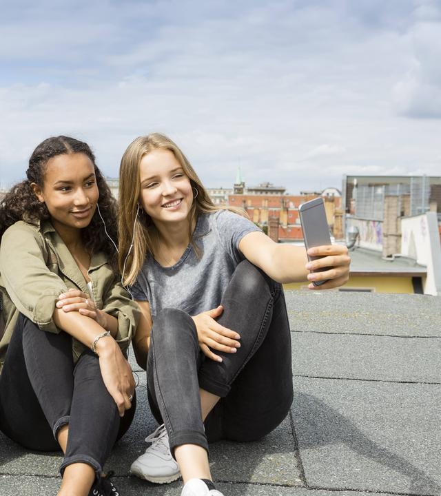 Jugendliche mit Smartphone