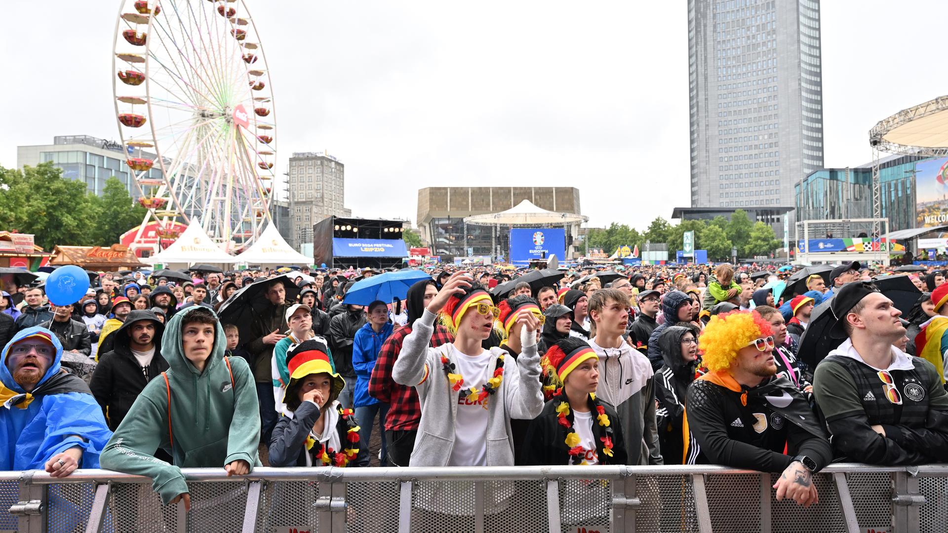 Fußballfans verfolgen auf dem Fanfest in Leipzig das EM-Vorrundenspiel Deutschland - Ungarn.