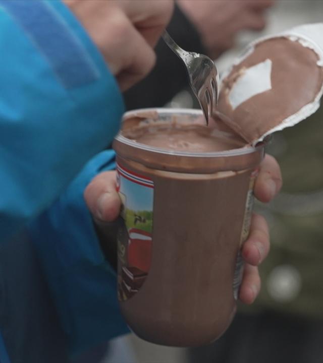 Pudding mit der Gabel essen