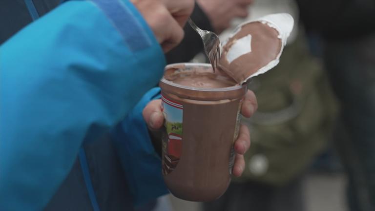 Pudding mit der Gabel essen