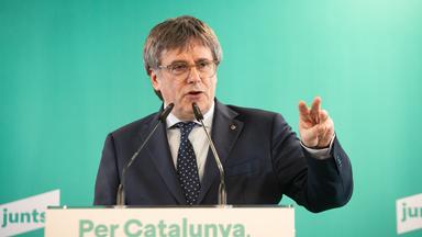  Der Präsident der Partei Junts, Carles Puigdemont, spricht während einer Pressekonferenz im Raum Les 5 Éléments in Perpignan. (Archiv)