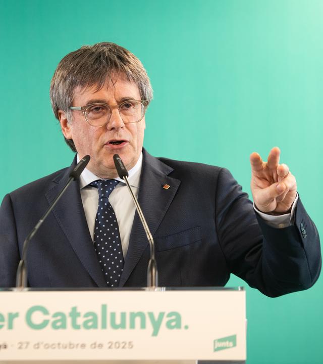  Der Präsident der Partei Junts, Carles Puigdemont, spricht während einer Pressekonferenz im Raum Les 5 Éléments in Perpignan. (Archiv)