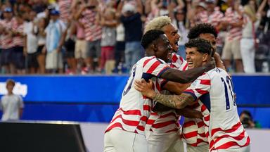 Christian Pulisic feiert mit seinen Mitspielern sein Tor gegen Paraguay.