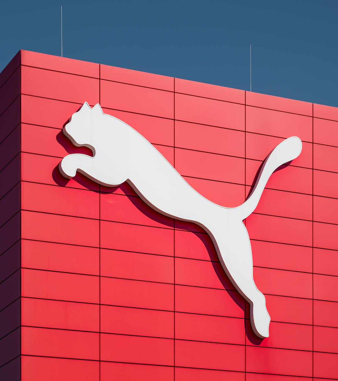 Bayern, Herzogenaurach: Ein Puma Logo ist an der Wand des Puma Outlets zu sehen.
