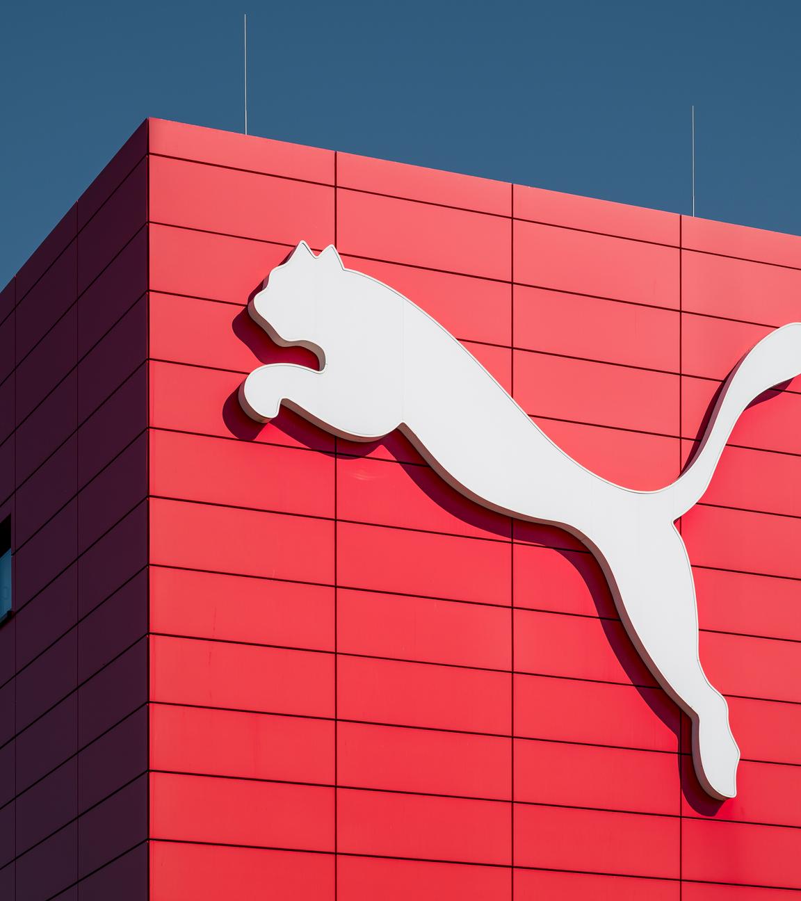 Ein Puma-Logo an der Wand eines Puma-Outlets. (Archivbild)