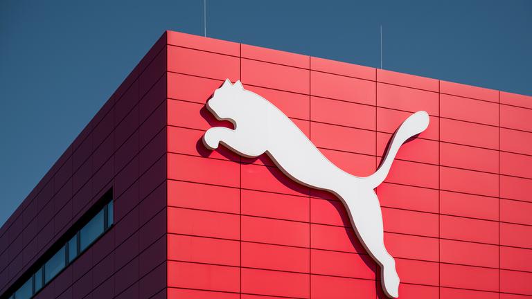Ein Puma-Logo an der Wand eines Puma-Outlets. (Archivbild)