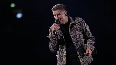 PUR-Sänger Hartmut Engler beim Konzert vor 68.000 Fans in der Veltins-Arena in Gelsenkirchen.