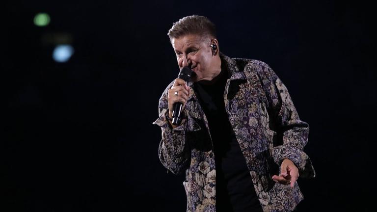 PUR-Sänger Hartmut Engler beim Konzert vor 68.000 Fans in der Veltins-Arena in Gelsenkirchen.