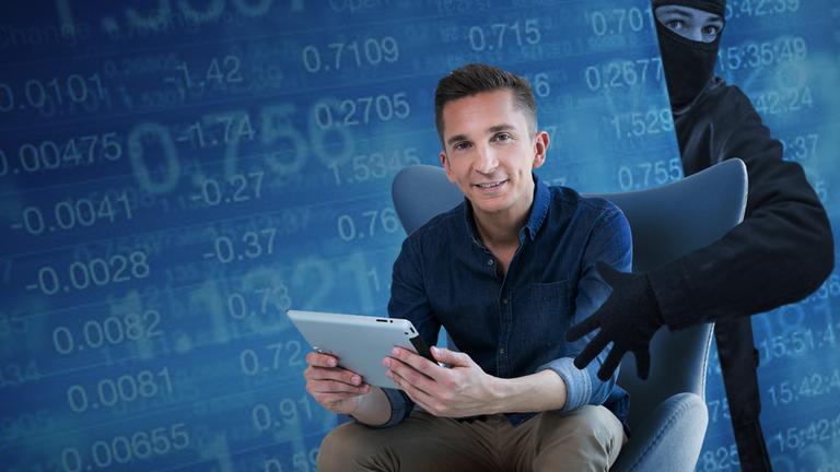 Fotomontage: PUR+ Moderator Eric Mayer sitzt auf einem Sessel. Er hält ein Tablet in der Hand und schaut in die Kamera. Er sitzt vor einem dunkelblauen Hintergrund, auf dem digitale Zahlenreihen zu lesen sind. Aus dem Hintergrund greift eine schwarze gekleidetet und schwarz vermummte Gestalt hinter Erics Rücken nach seinem Tablet. 