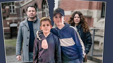 Die Brüder Lennard (links) und Lucas (rechts) stehen nebeneinander. Lucas hat seinen rechten Arm um Lennard gelegt. Hinter ihnen sind die Eltern der beiden wie auf einem Foto zu sehen. Mitten durch das Fotopapier geht ein Riss und trennt die Eltern. In der rechten Bildhälfte steht Mutter Claudia und in der linken Bildhälfte Vater Safet.