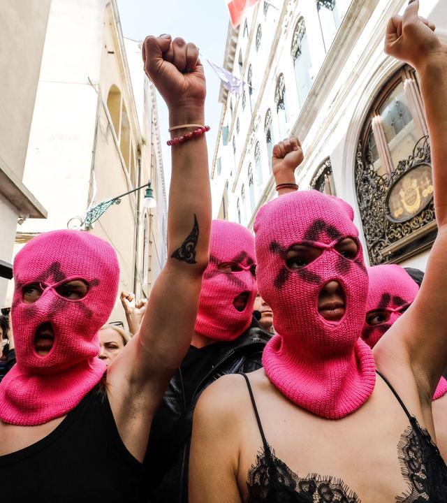 Pussy Riot protestiert auf der Kunstbiennale 2026