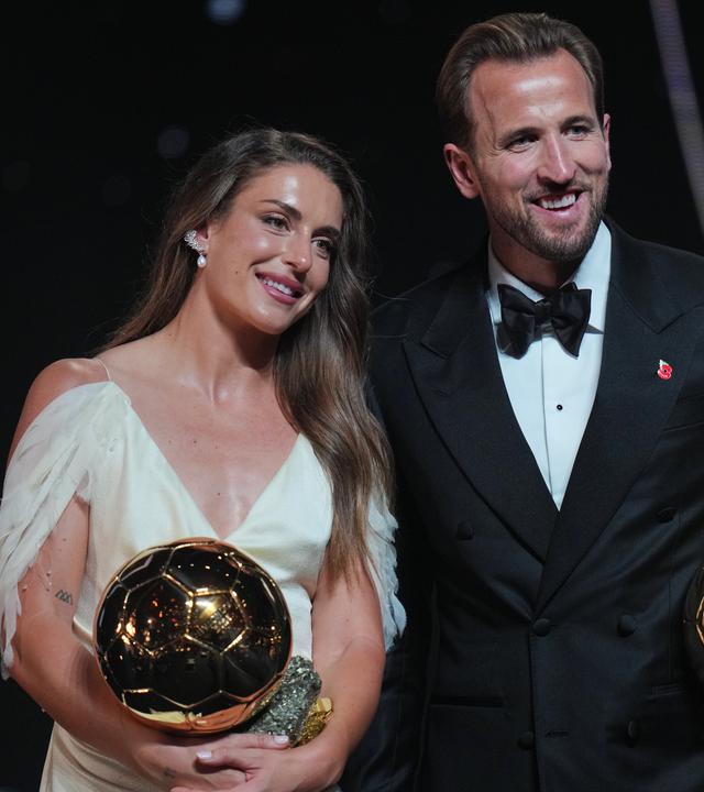 Der englische Fußballspieler Harry Kane und die Spanierin Alexia Putellas erhalten im Rahmen der Ballon-d'Or-Verleihung im London Palladium Theatre die Auszeichnungen als Spieler und Spielerin des Jahres.