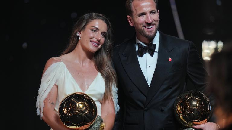 Der englische Fußballspieler Harry Kane und die Spanierin Alexia Putellas erhalten im Rahmen der Ballon-d'Or-Verleihung im London Palladium Theatre die Auszeichnungen als Spieler und Spielerin des Jahres.