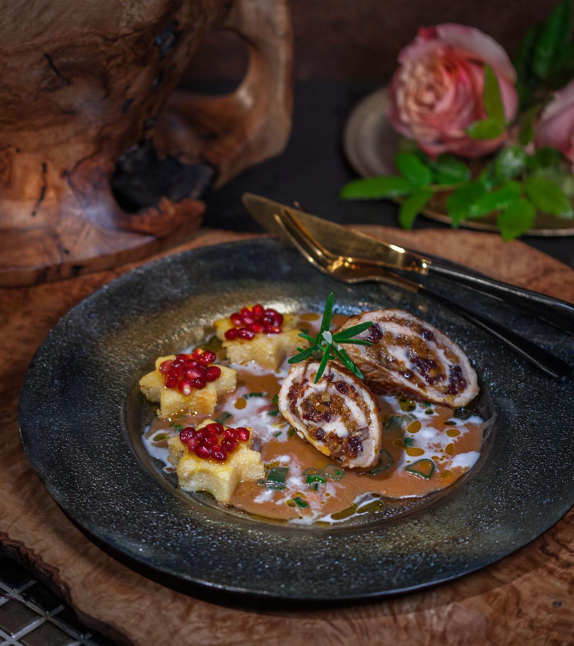 Roulade von der Putenbrust mit Polentasternen und Kokos-Kurkumasauce