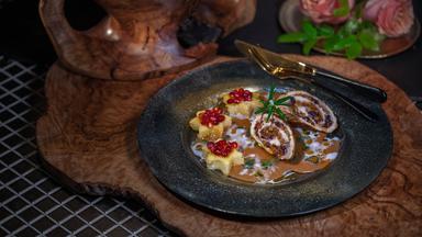 Roulade von der Putenbrust mit Polentasternen und Kokos-Kurkumasauce