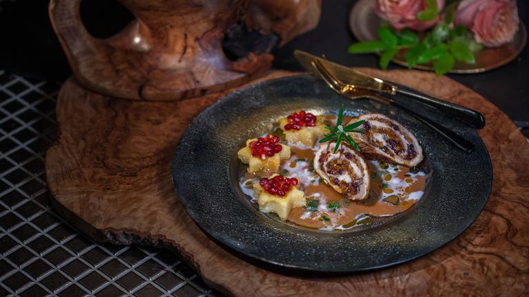 Roulade von der Putenbrust mit Polentasternen und Kokos-Kurkumasauce