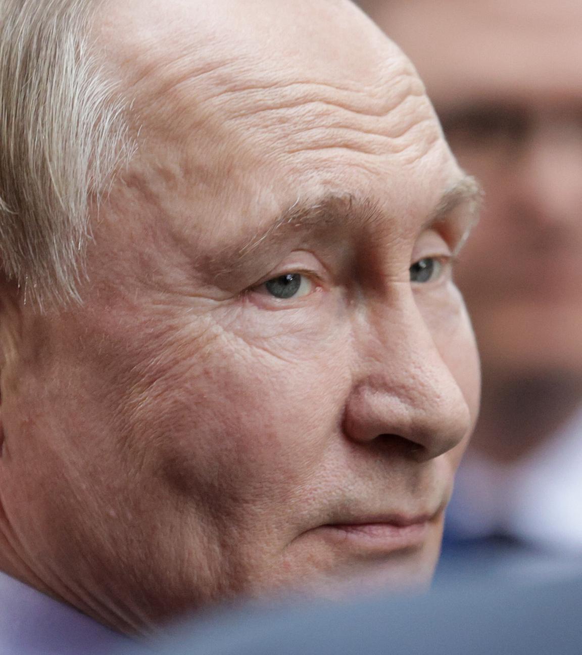 (Archiv) Der russische Präsident Wladimir Putin besucht ein Stahlwerk in der russischen Stadt Magnitogorsk am 16. Juli 2025.