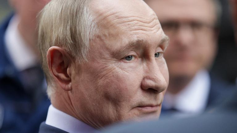 (Archiv) Der russische Präsident Wladimir Putin besucht ein Stahlwerk in der russischen Stadt Magnitogorsk am 16. Juli 2025.