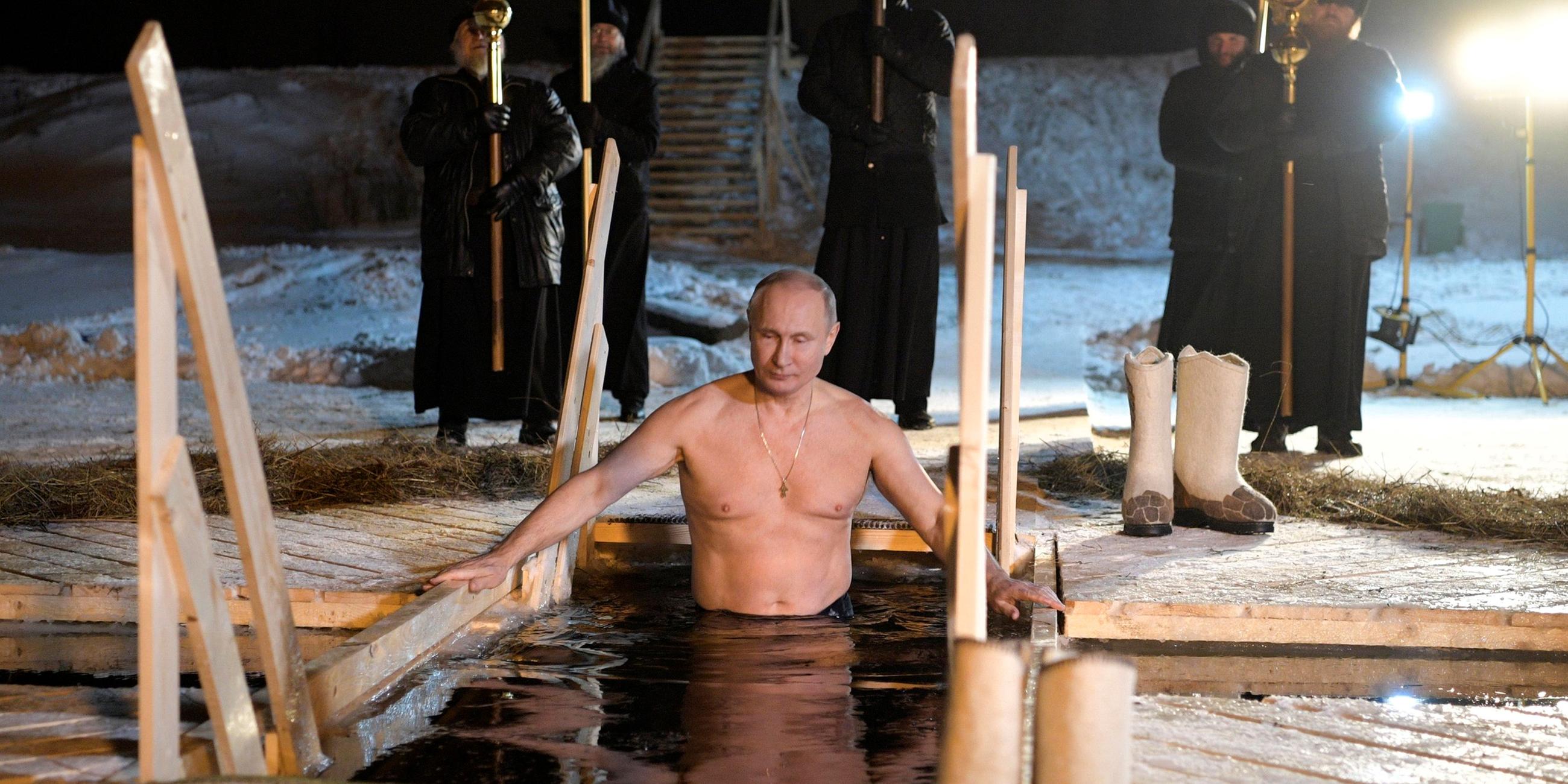 Wladimir Putin beim Eisbaden