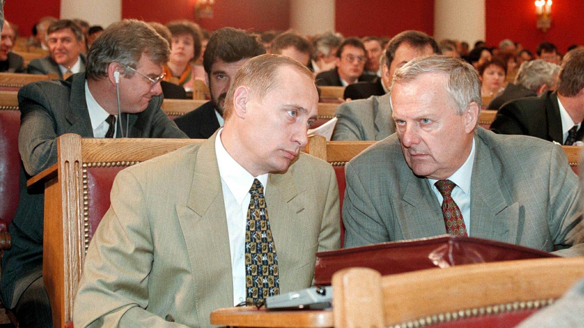 Archiv: Wladimir Putin und der ehemalige Bürgermeister von St. Petersburg, Präsident der Baltischen Anwaltsvereinigung, Anatoli Sobtschak.