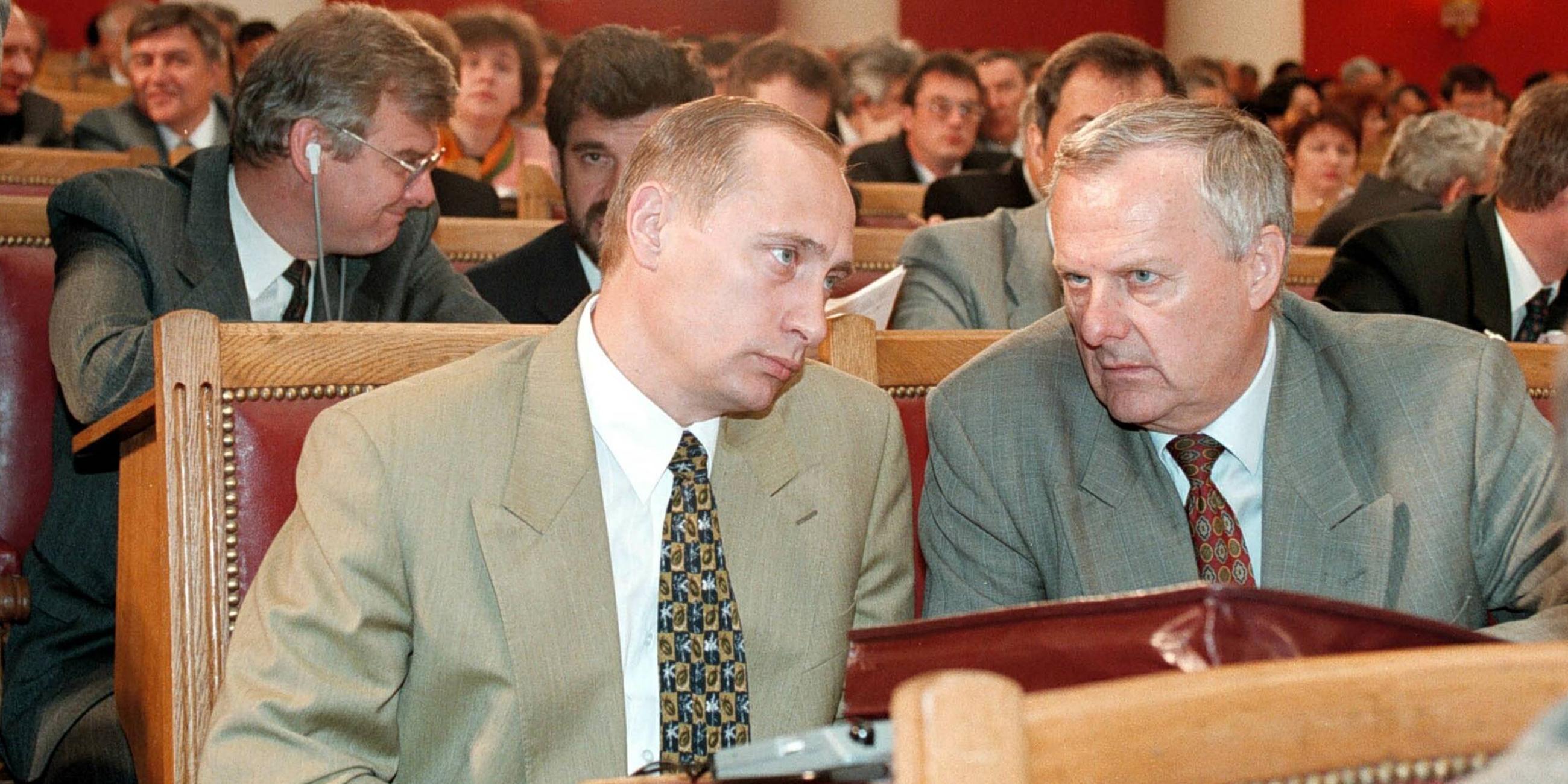 Archiv: Wladimir Putin und der ehemalige Bürgermeister von St. Petersburg, Präsident der Baltischen Anwaltsvereinigung, Anatoli Sobtschak.