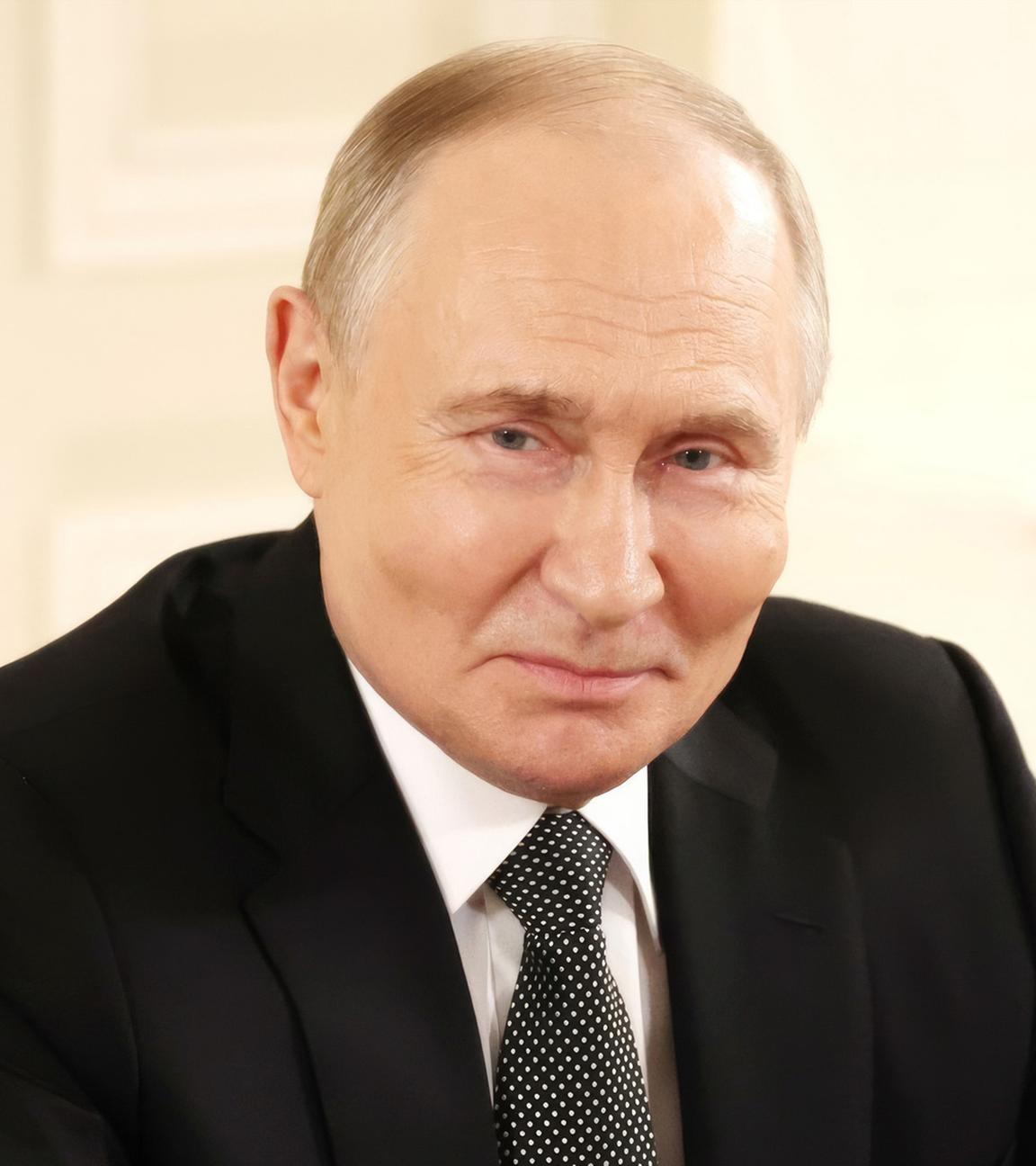 Der russische Präsident Wladimir Putin hört einer Frage von Vertretern internationaler Nachrichtenagenturen am Rande des 28. Internationalen Wirtschaftsforums in St. Petersburg zu.