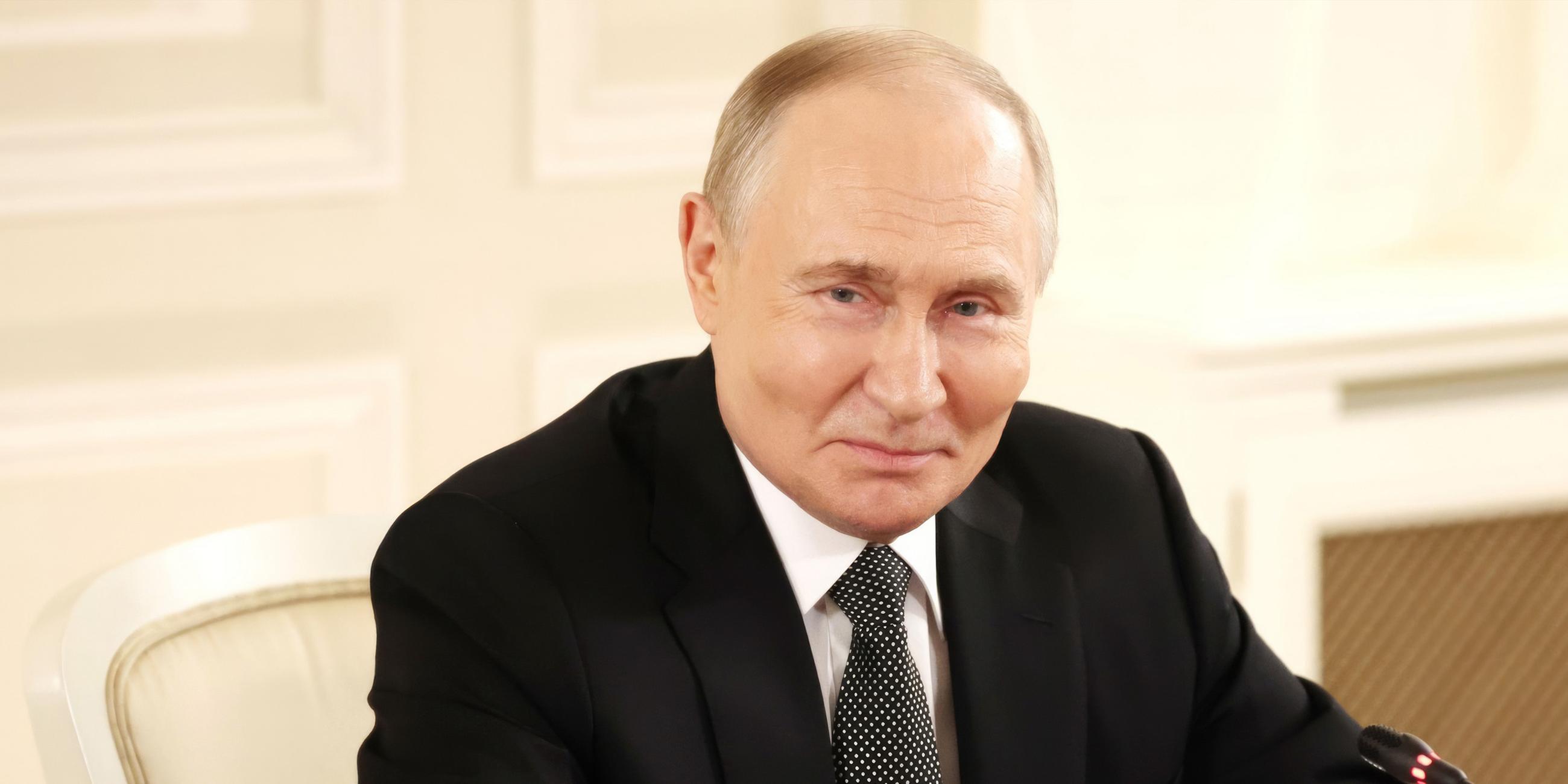  Der russische Präsident Wladimir Putin hört einer Frage von Vertretern internationaler Nachrichtenagenturen am Rande des 28. Internationalen Wirtschaftsforums in St. Petersburg zu.