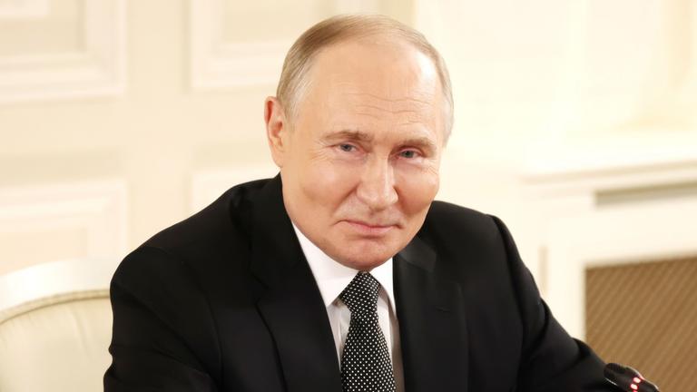  Der russische Präsident Wladimir Putin hört einer Frage von Vertretern internationaler Nachrichtenagenturen am Rande des 28. Internationalen Wirtschaftsforums in St. Petersburg zu.