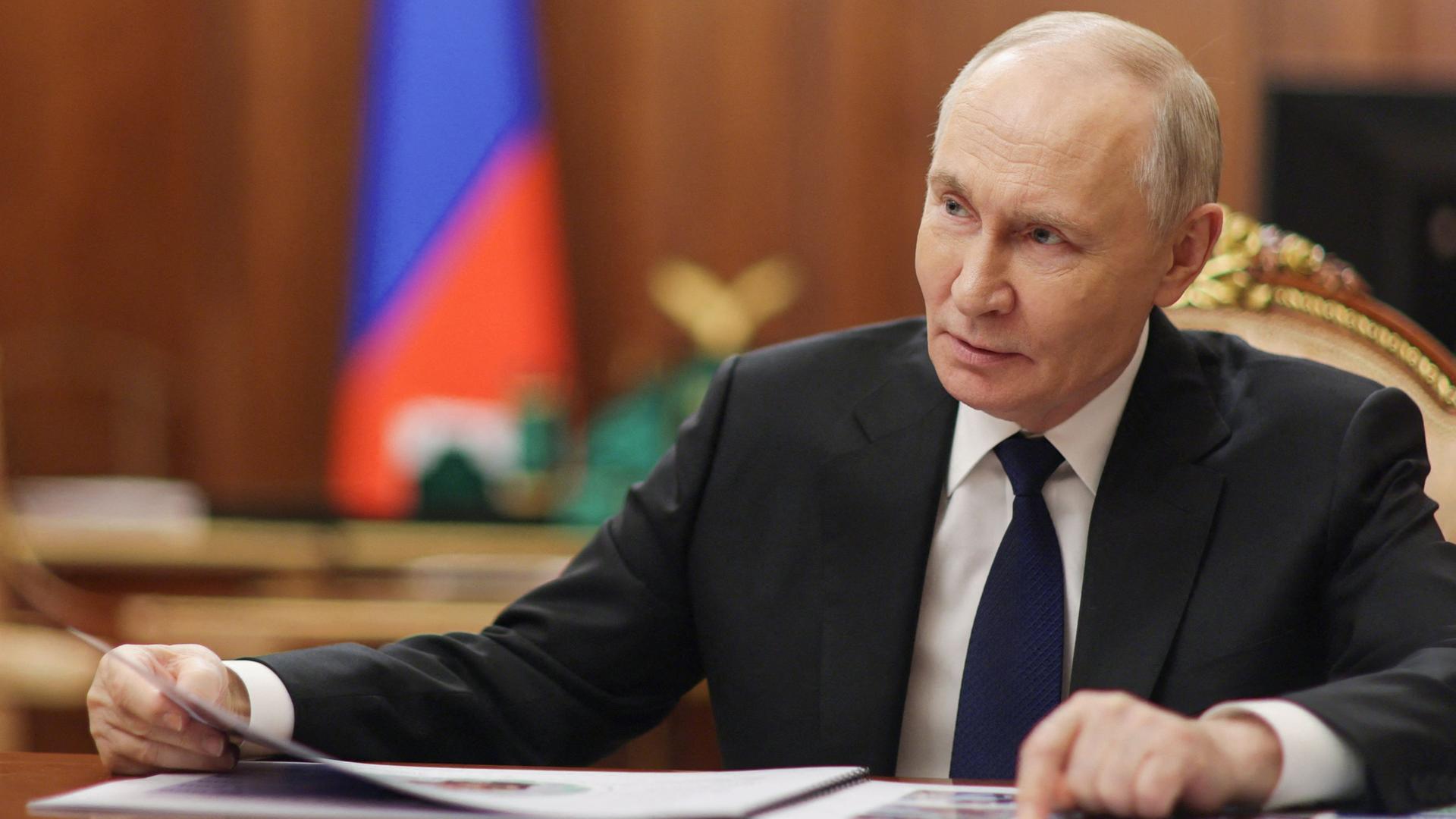 Der russische Präsident Wladimir Putin nimmt an einem Treffen mit den stellvertretenden Verteidigungsministern Russlands in Moskau teil.