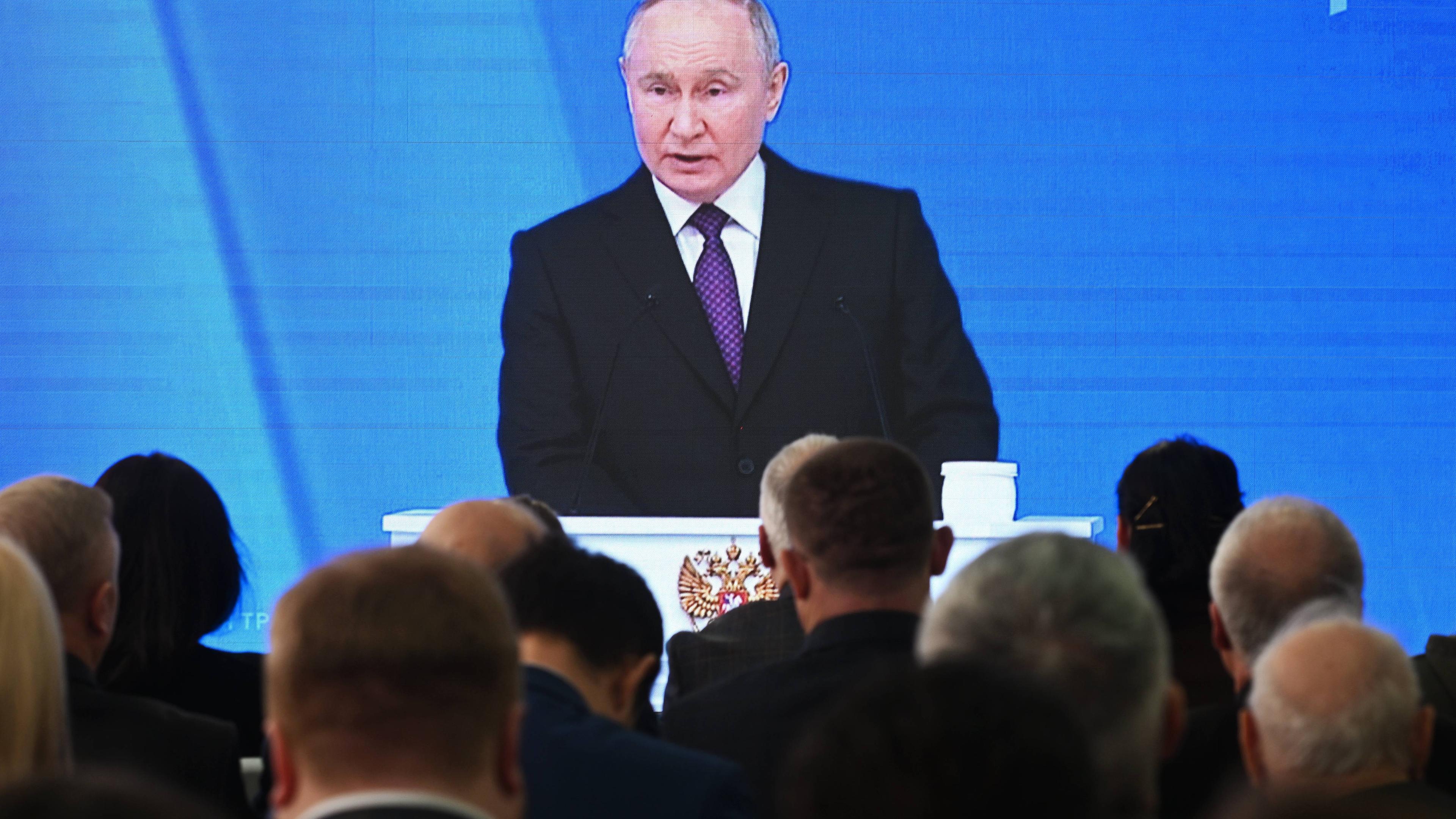 Minister der LPR und Vertreter öffentlicher Organisationen verfolgen die Übertragung der jährlichen Ansprache des russischen Präsidenten Wladimir Putin vor der Bundesversammlung in Luhansk am 29.02.2024.