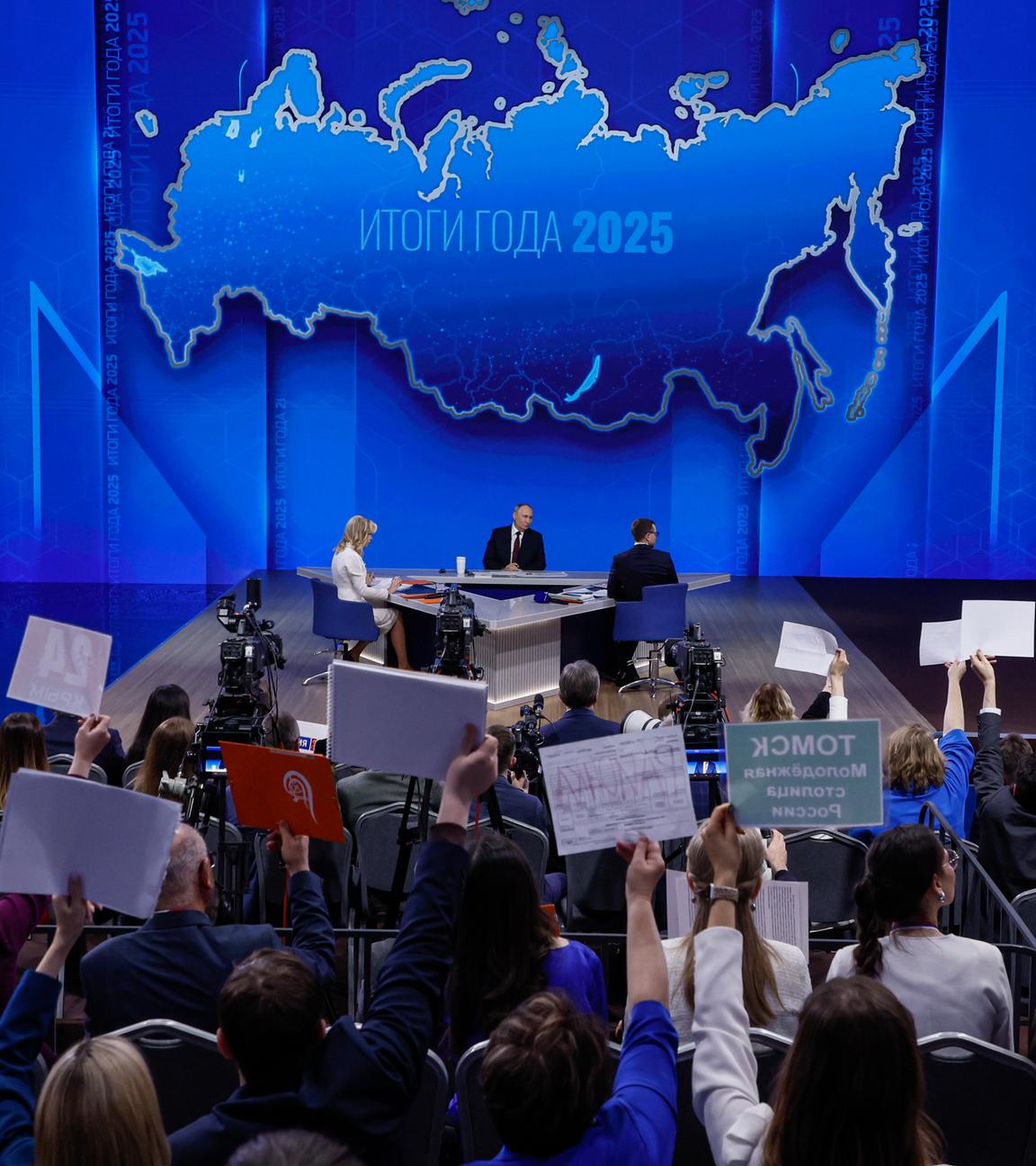 Der russische Präsident Wladimir Putin (Mitte) nimmt an seiner jährlichen Live-Pressekonferenz mit russischen Bundes-, Regional- und ausländischen Medien teil.