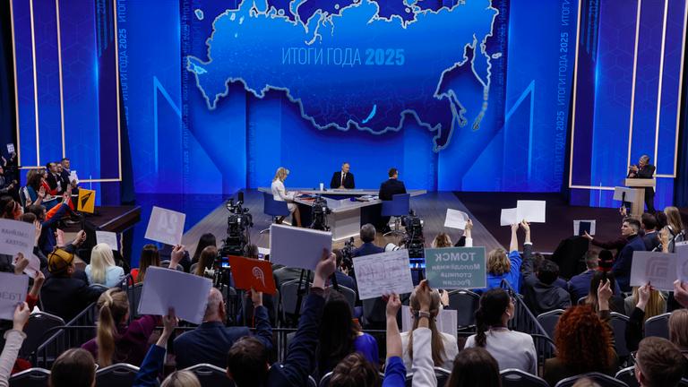 Der russische Präsident Wladimir Putin (Mitte) nimmt an seiner jährlichen Live-Pressekonferenz mit russischen Bundes-, Regional- und ausländischen Medien teil.