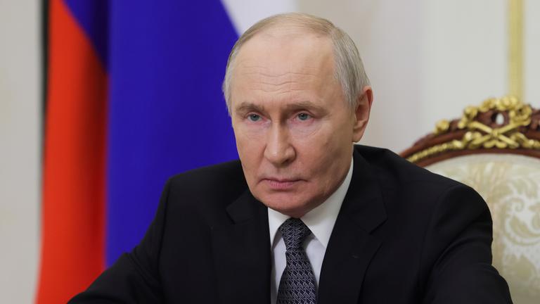 Russlands Präsident Vladimir Putin hält im Kreml in Moskau eine Videoansprache.