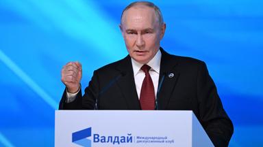 Russlands Präsident Wladimir Putin gestikuliert, während er am 1. Oktober 2026 beim Treffen des Valdai-Diskussionsklubs in Moskau vor dem Publikum spricht.
