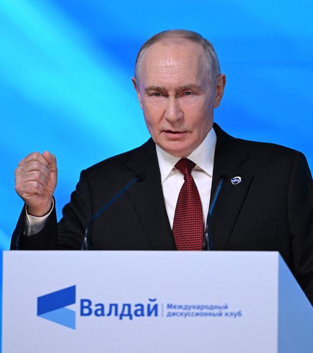 Russlands Präsident Wladimir Putin gestikuliert, während er am 1. Oktober 2026 beim Treffen des Valdai-Diskussionsklubs in Moskau vor dem Publikum spricht.