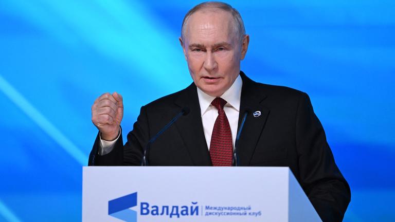 Russlands Präsident Wladimir Putin gestikuliert, während er am 1. Oktober 2026 beim Treffen des Valdai-Diskussionsklubs in Moskau vor dem Publikum spricht.