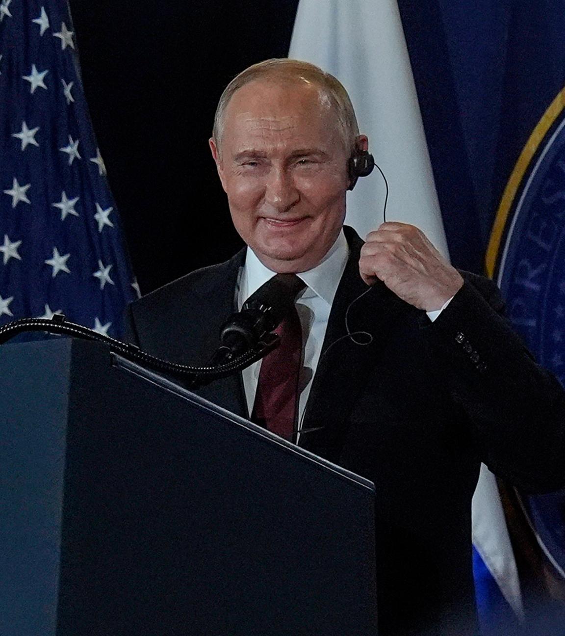  Der russische Präsident Wladimir Putin lächelt am Ende einer Pressekonferenz mit US-Präsident Trump auf der Joint Base Elmendorf-Richardson, Alaska aufgenommen am 15.08.2025.