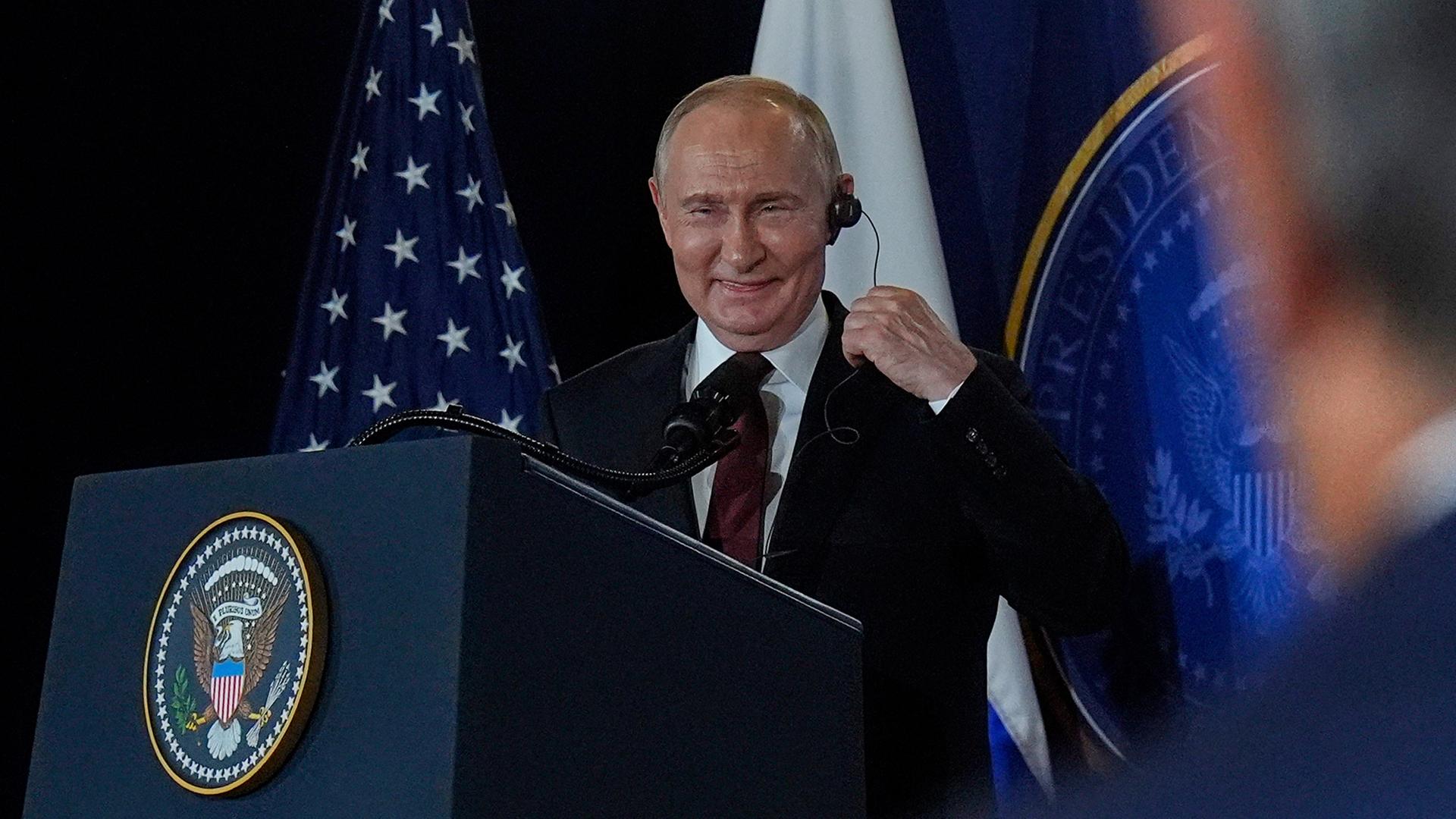  Der russische Präsident Wladimir Putin lächelt am Ende einer Pressekonferenz mit US-Präsident Trump auf der Joint Base Elmendorf-Richardson, Alaska aufgenommen am 15.08.2025.